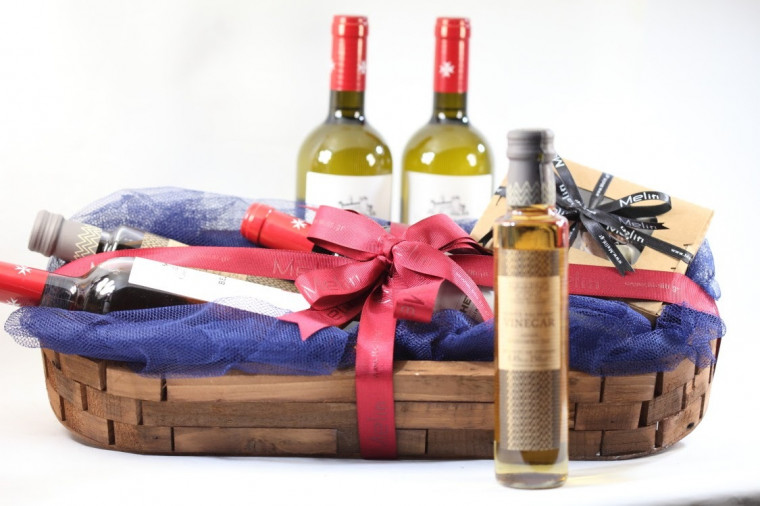 ΔΙΣΚΟΣ  Ξύλινος με 2 φιάλες Και Delicatessen Costa Navarino