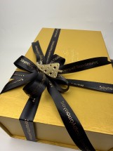 Χρυσό κουτί με τρία κρασιά και ιταλικά γλυκίσματα Χρυσό κουτί με τρία κρασιά και ιταλικά γλυκίσματα