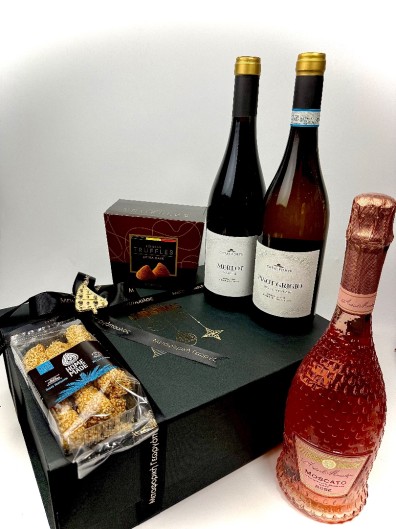 Μαύρο κουτί με ιταλικά κρασιά και βελγικές τρούφες