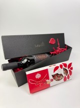 Πολυτελές μαύρο κουτί με ερυθρό κρασί και καραμελωμένους ξηρούς καρπούς Πολυτελές μαύρο κουτί με ερυθρό κρασί και καραμελωμένους ξηρούς καρπούς
